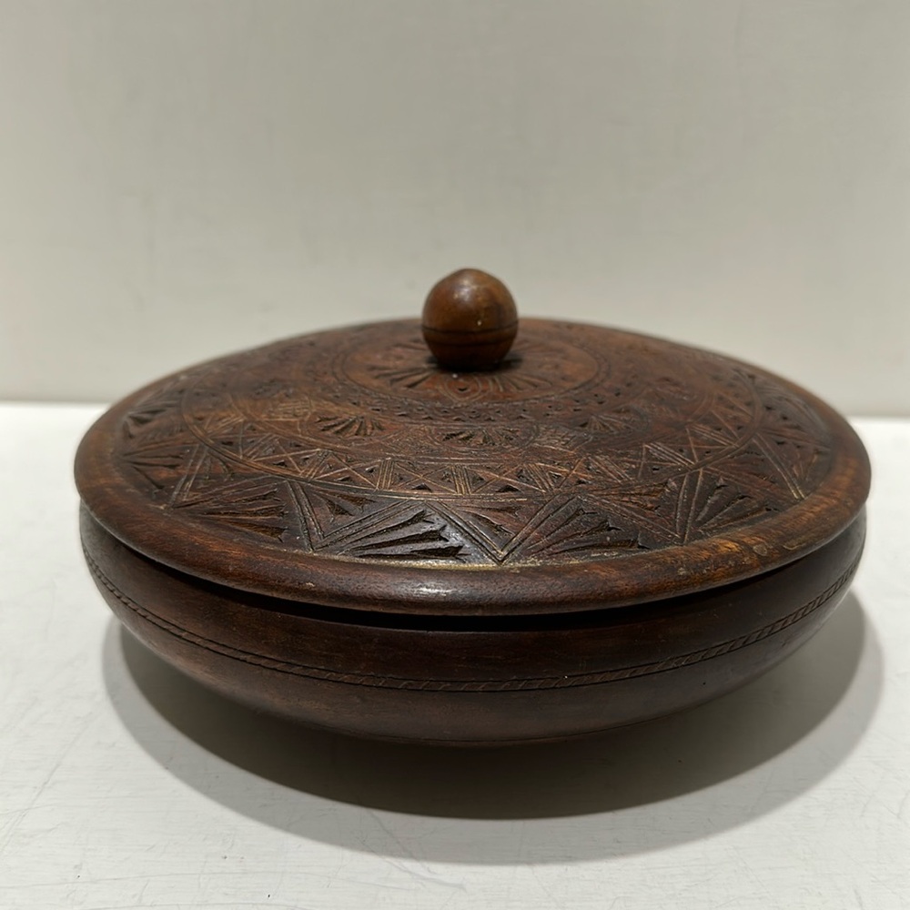 CARVED WOODEN VINTAGE TRINKET BOX